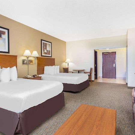 Days Inn By Wyndham Phenix City Near Fort Moore Exteriör bild