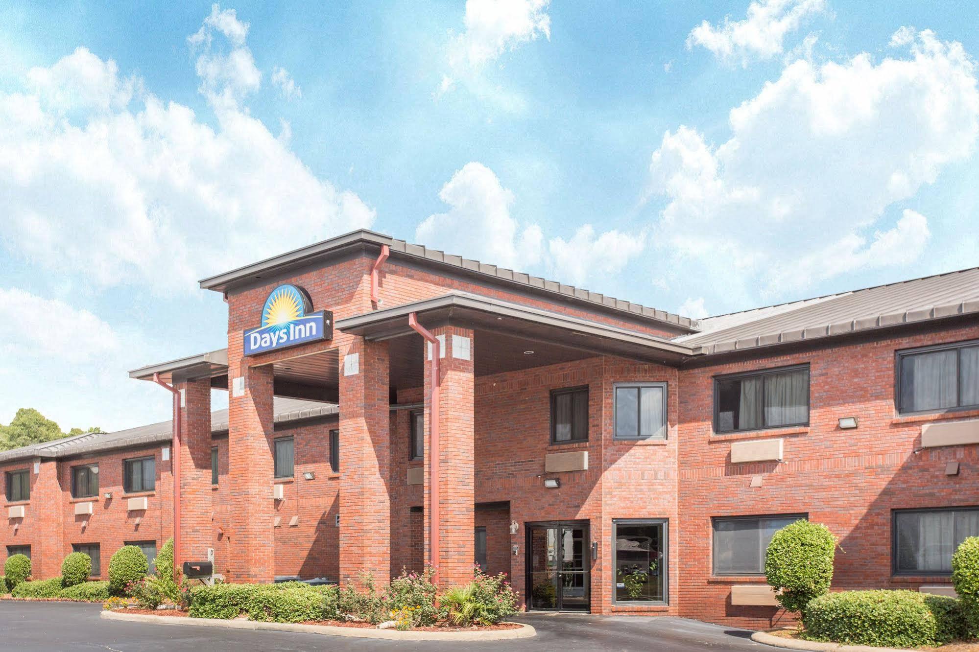 Days Inn By Wyndham Phenix City Near Fort Moore Exteriör bild