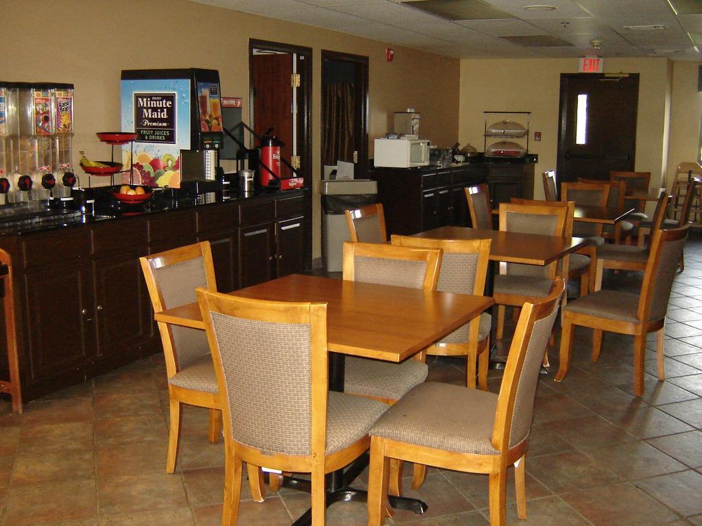 Days Inn By Wyndham Phenix City Near Fort Moore Exteriör bild