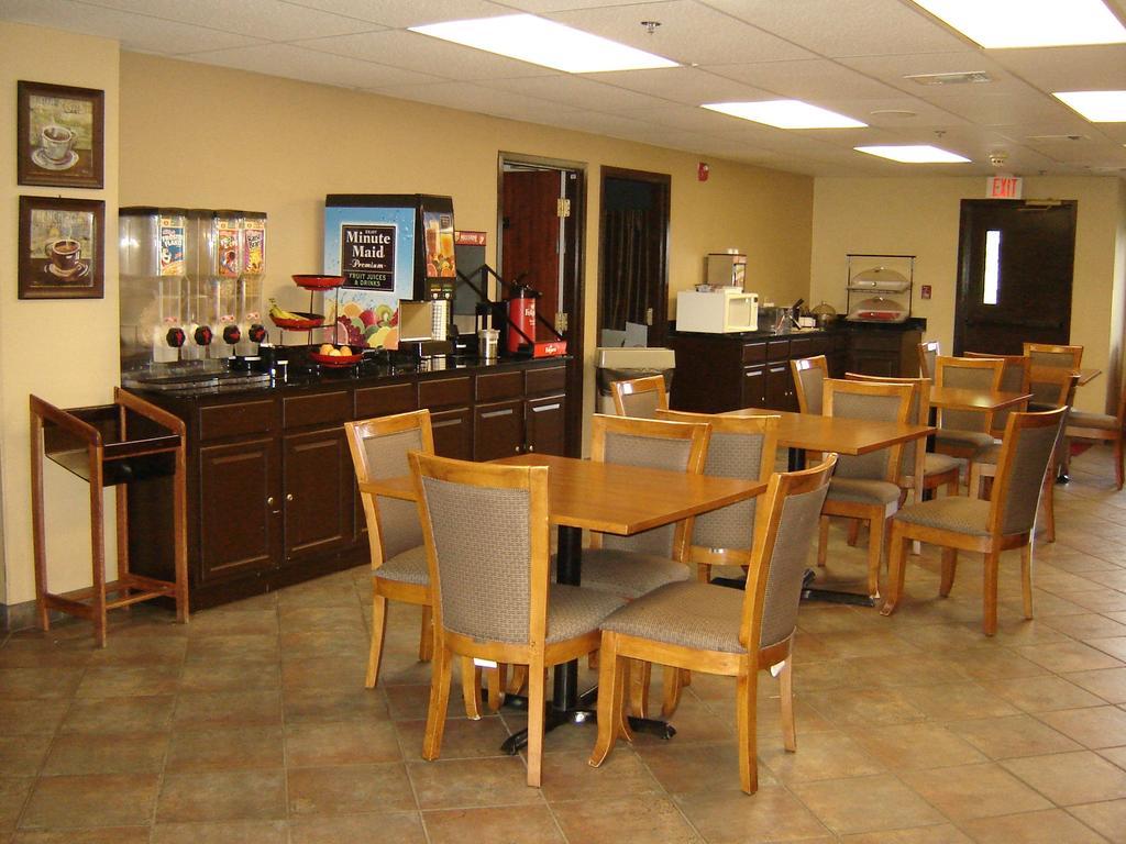 Days Inn By Wyndham Phenix City Near Fort Moore Exteriör bild