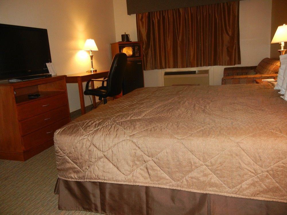 Days Inn By Wyndham Phenix City Near Fort Moore Exteriör bild