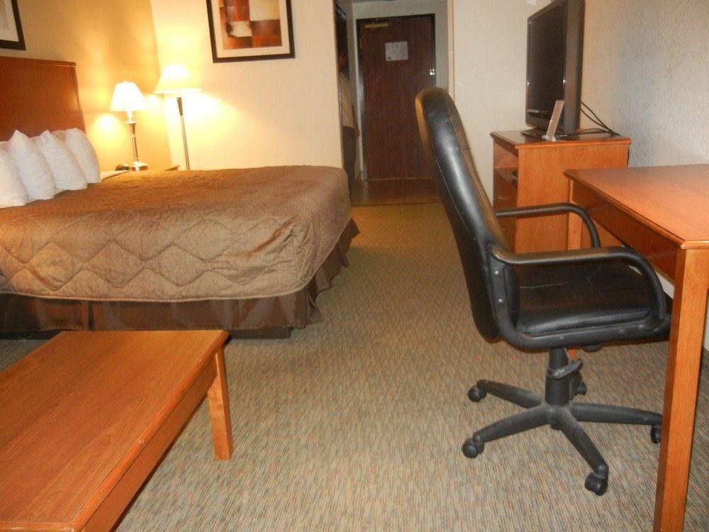 Days Inn By Wyndham Phenix City Near Fort Moore Exteriör bild