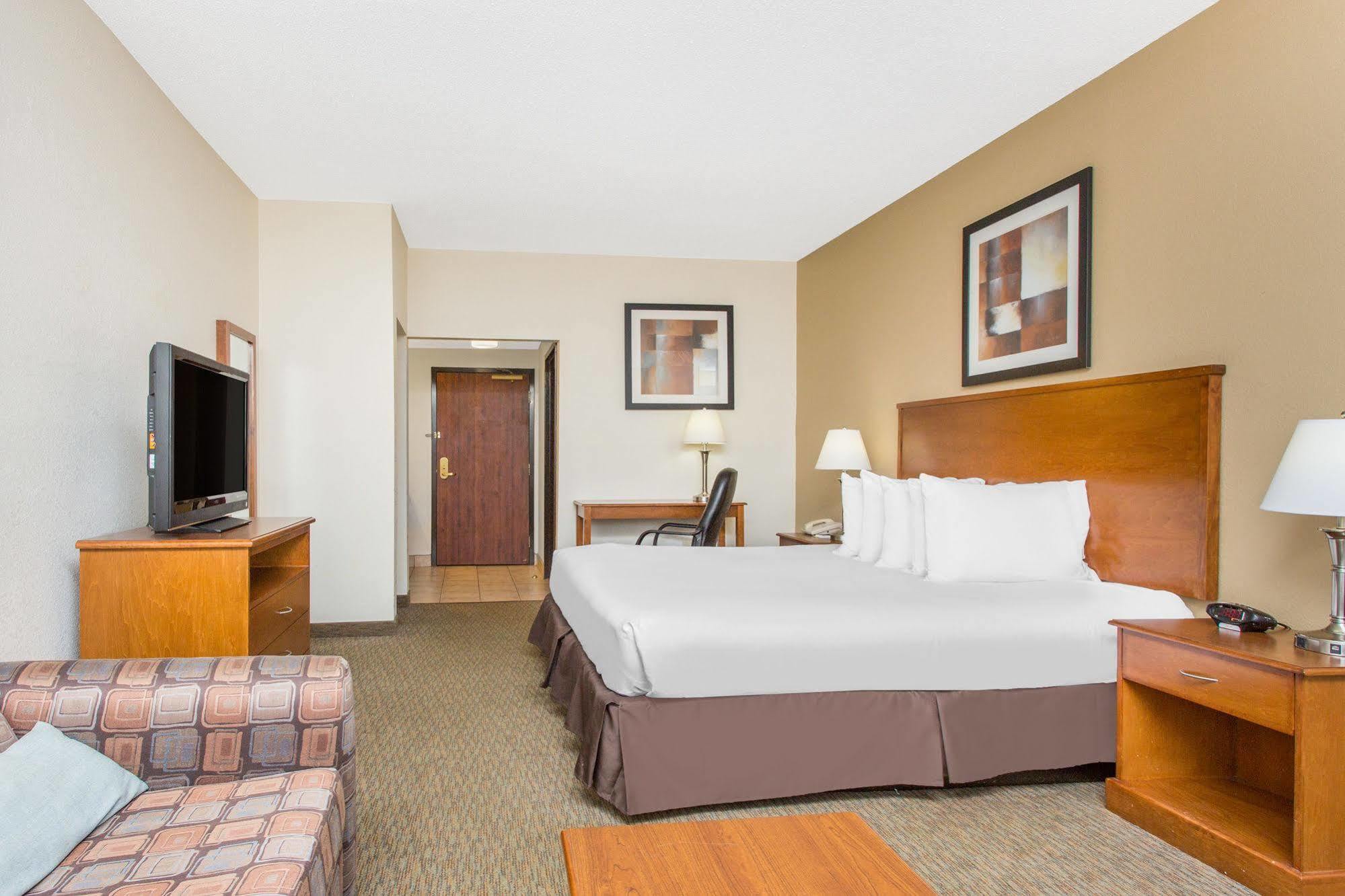Days Inn By Wyndham Phenix City Near Fort Moore Exteriör bild