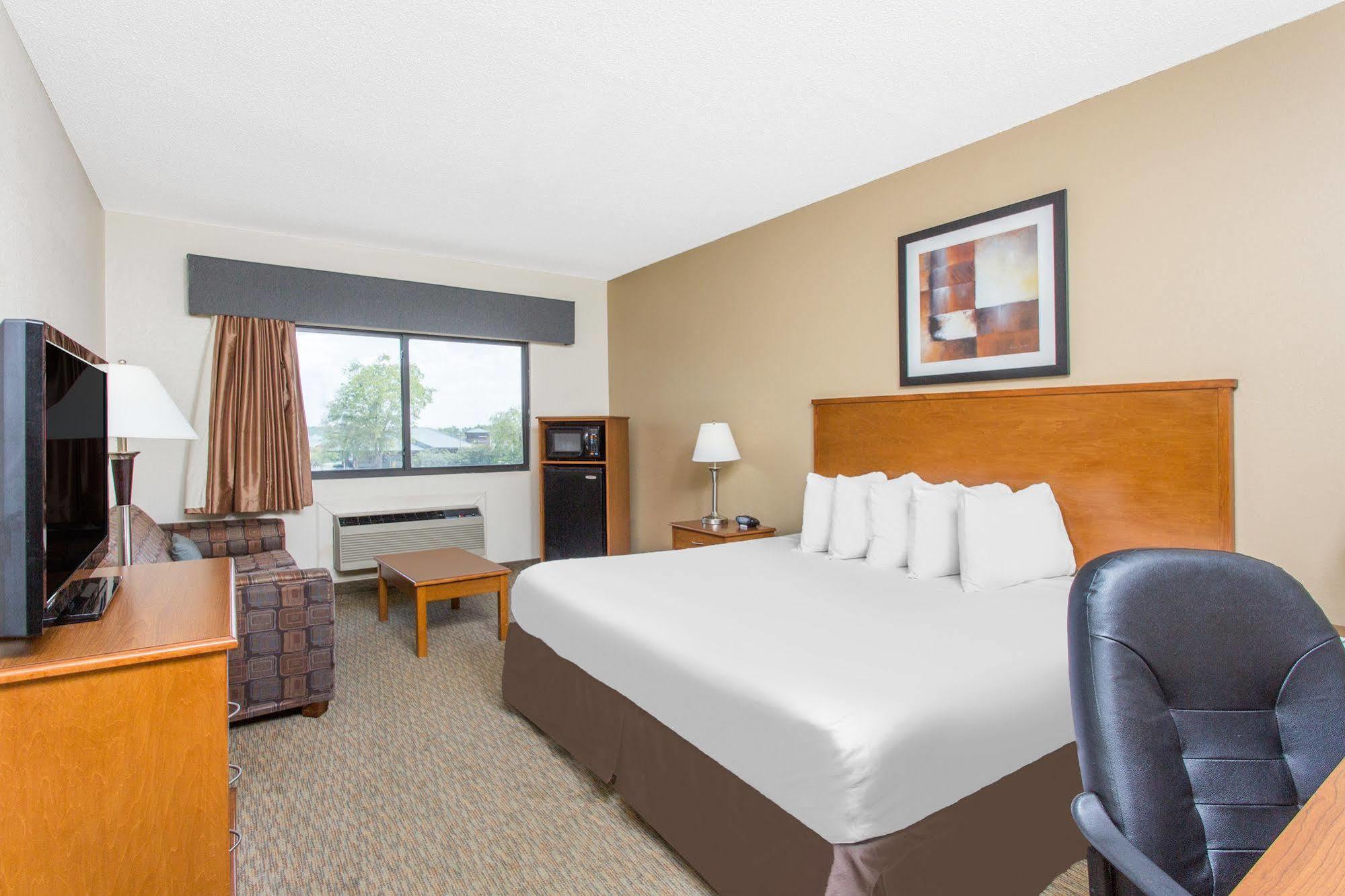 Days Inn By Wyndham Phenix City Near Fort Moore Exteriör bild