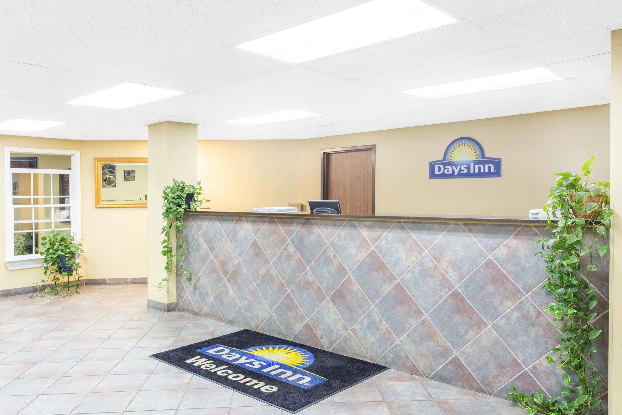 Days Inn By Wyndham Phenix City Near Fort Moore Exteriör bild
