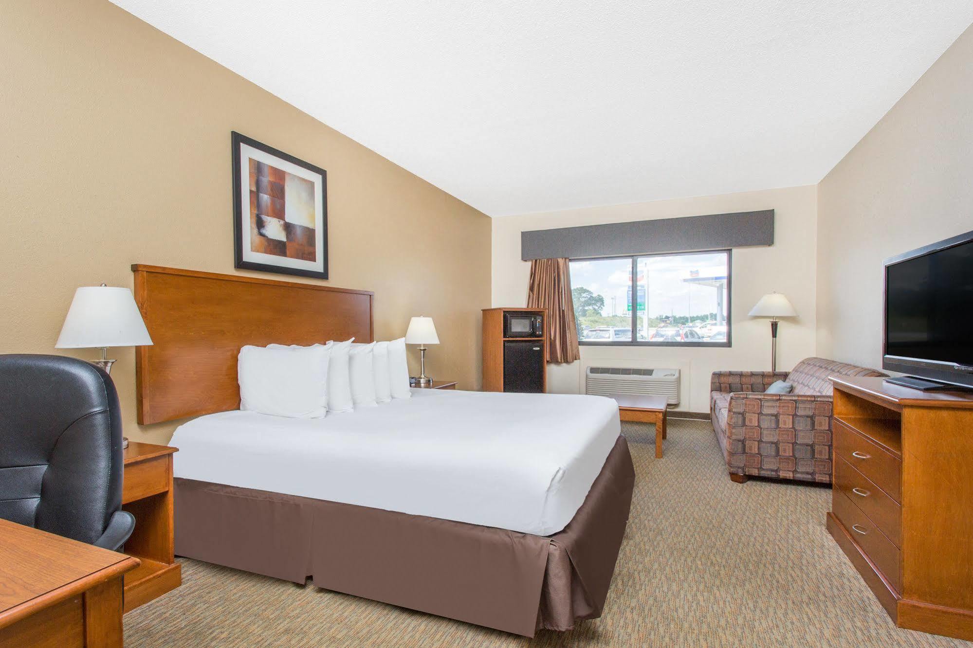 Days Inn By Wyndham Phenix City Near Fort Moore Exteriör bild
