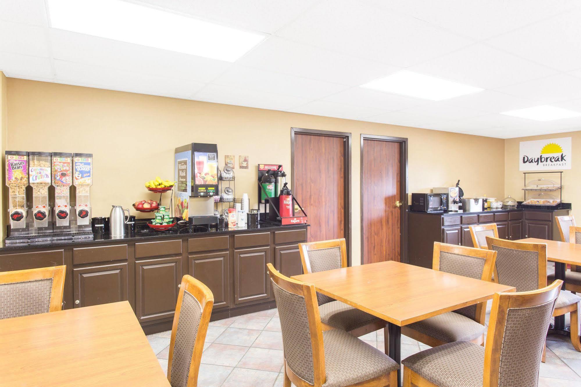 Days Inn By Wyndham Phenix City Near Fort Moore Exteriör bild