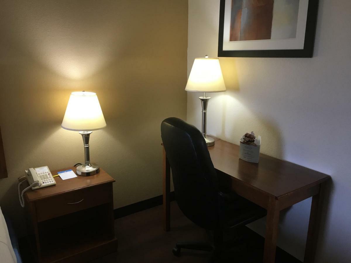 Days Inn By Wyndham Phenix City Near Fort Moore Exteriör bild