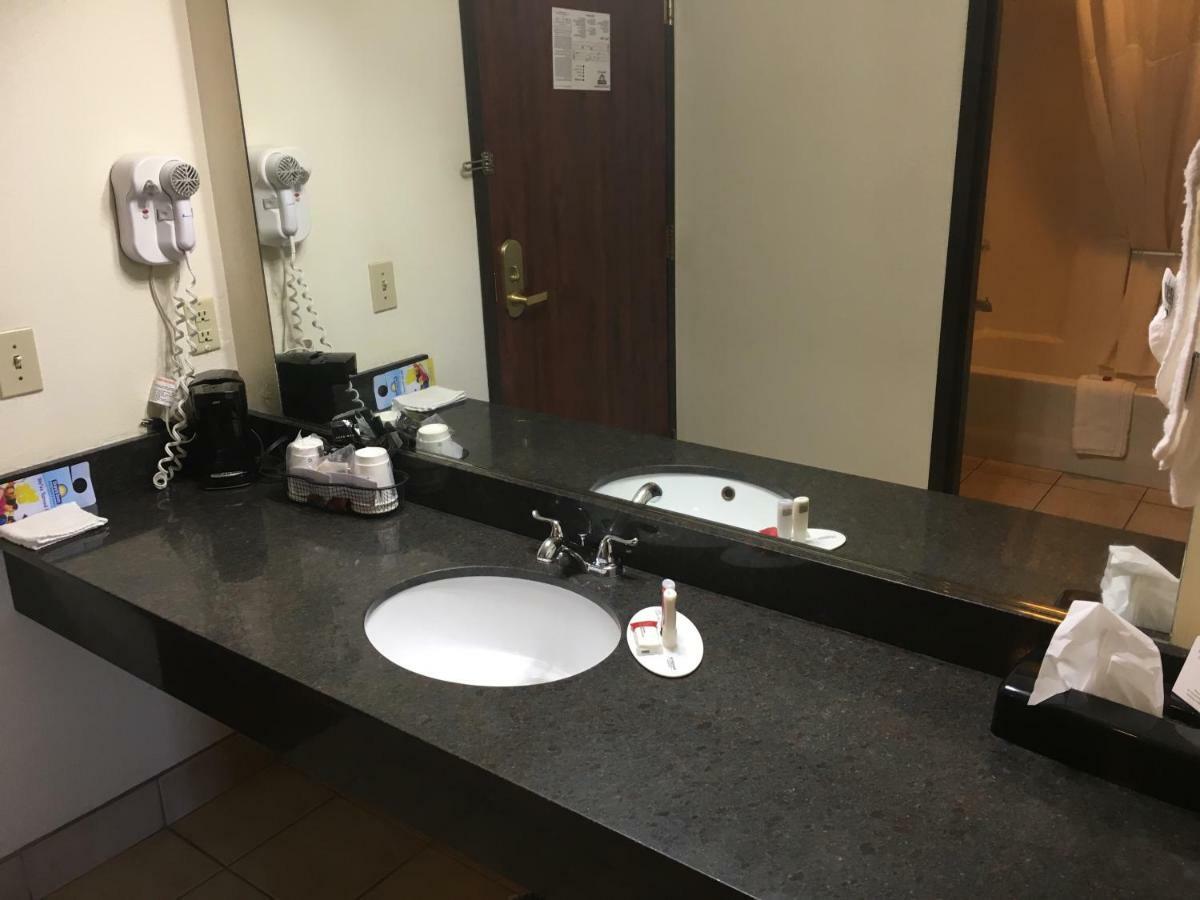 Days Inn By Wyndham Phenix City Near Fort Moore Exteriör bild